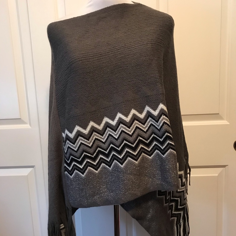 NWOT Very cute!! Grey sweater/knit poncho